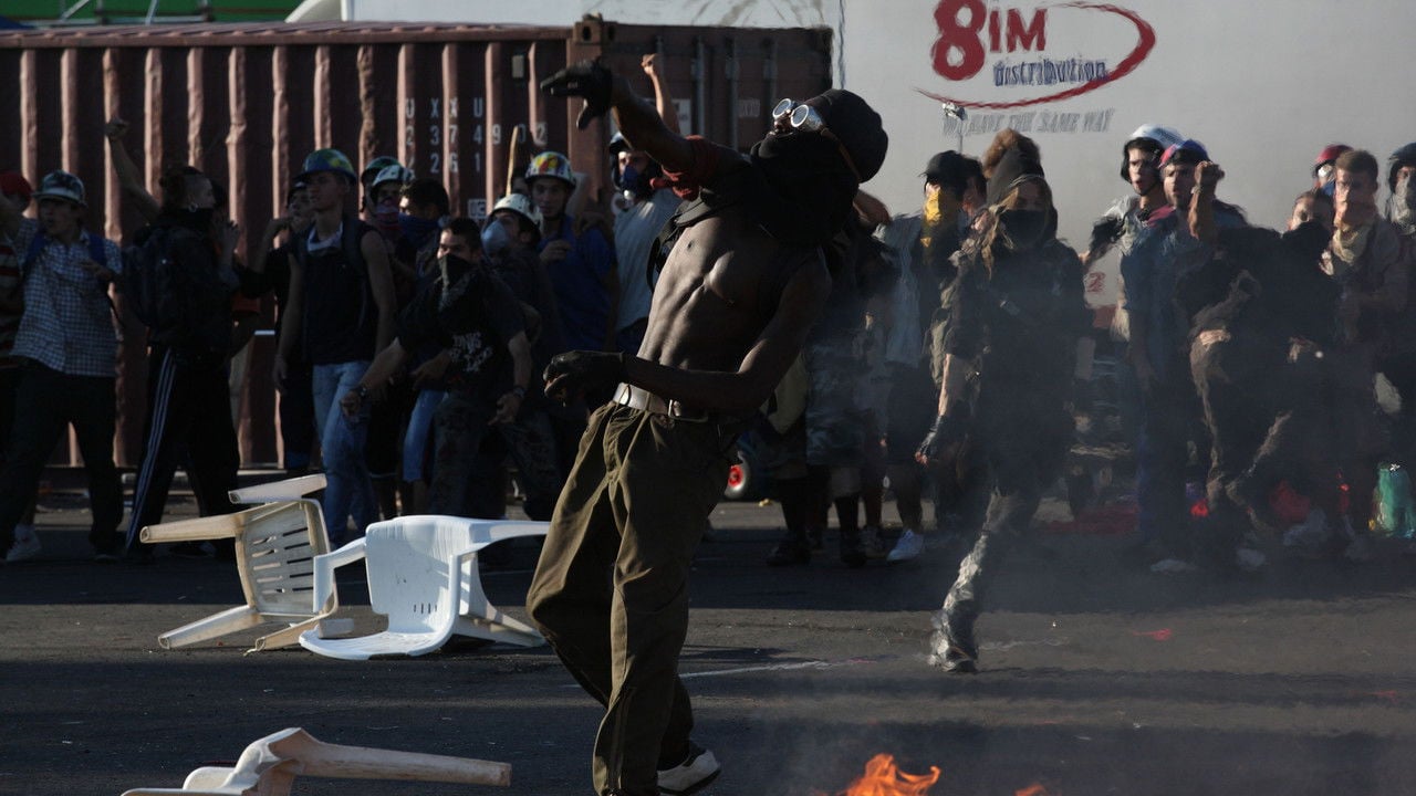 Cena do filme Diaz: Política e Violência