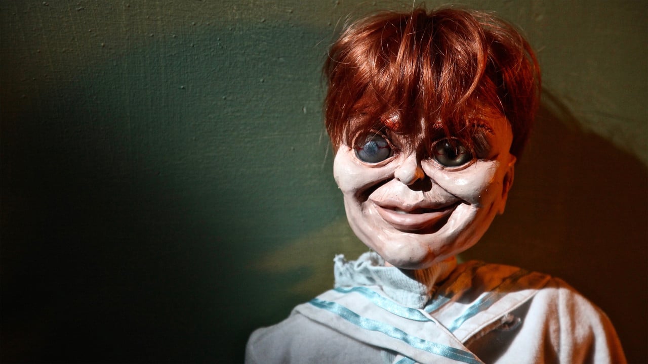 Cena do filme A Maldição do Boneco Robert