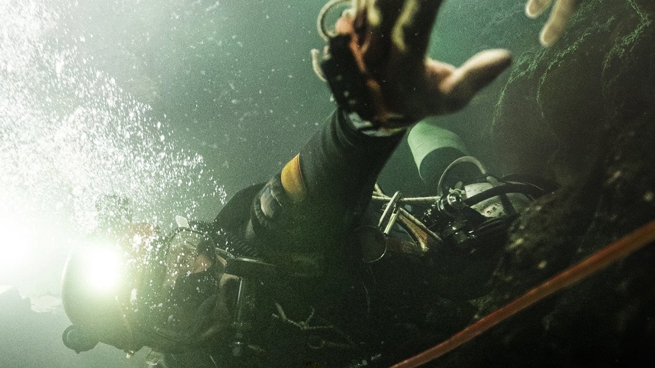 Cena do filme Treze Vidas: O Resgate