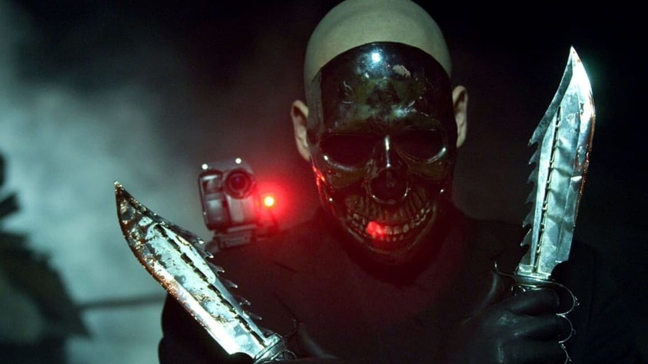 Cena do filme Chromeskull 2: Não Descanse em Paz