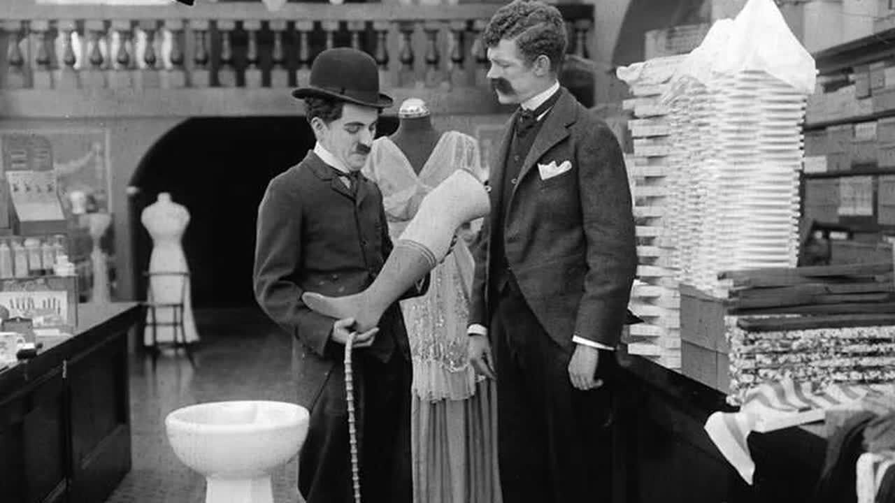 Cena do filme Carlitos no Armazém